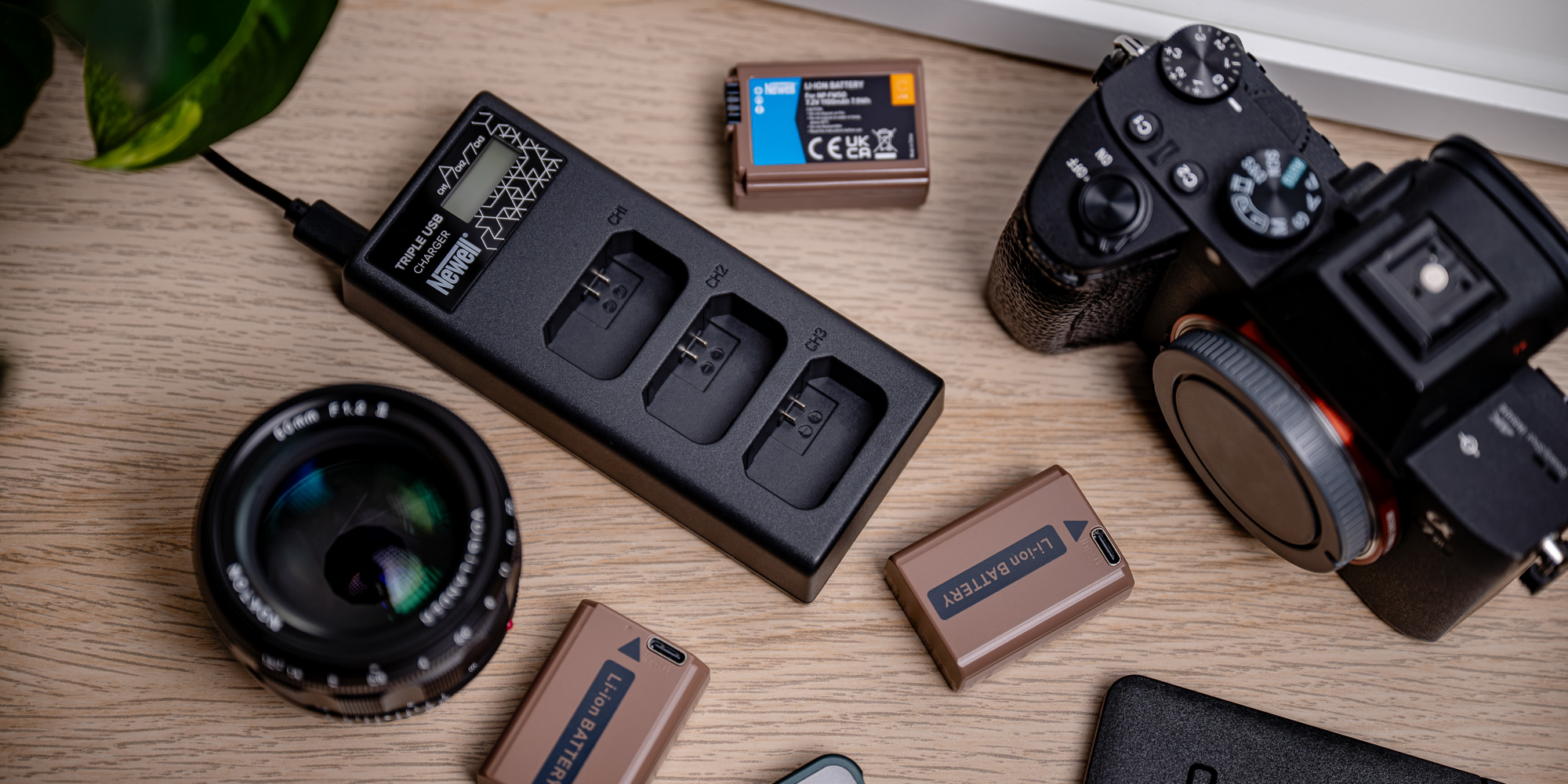 Ładowarka trzykanałowa Newell CD-USB-C do akumulatorów LP-E6 do Canon